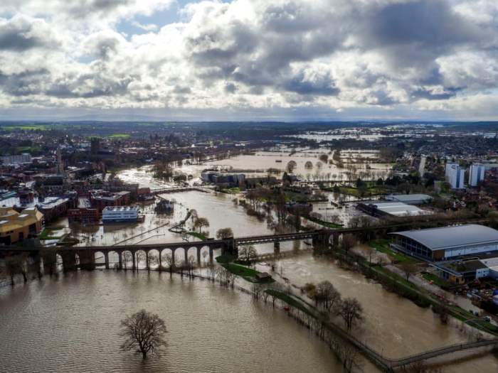 Потоп окружает центр города Вустер