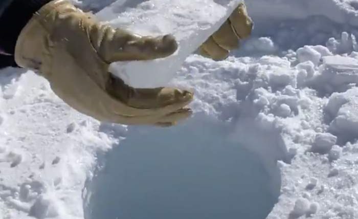 Ученые бросили кусок льда