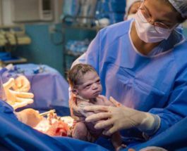 Фотография хмурого новорожденного