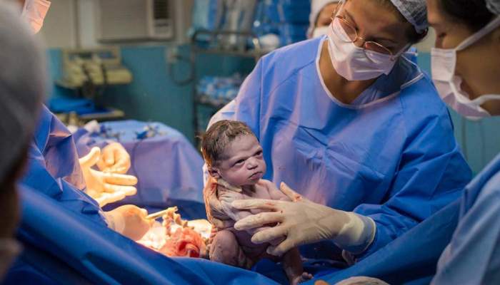 Фотография хмурого новорожденного