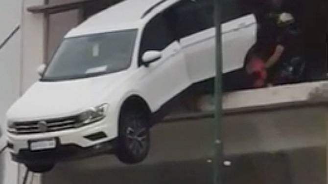Volkswagen Tiguan,выпал из окна,авария