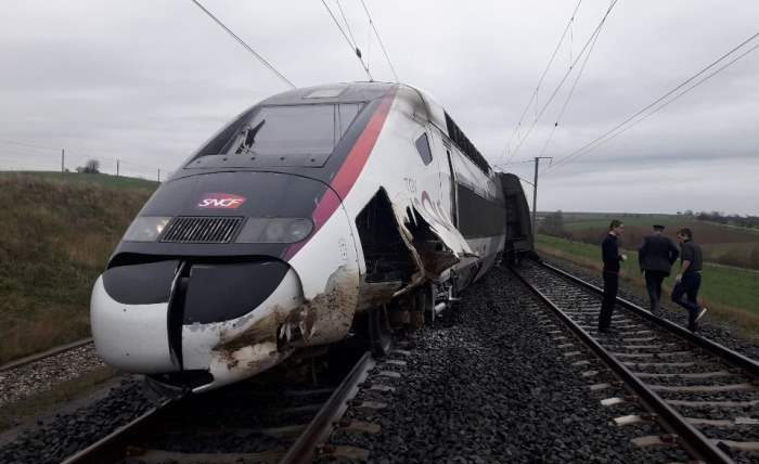Поезд сошел с рельсов во Франции