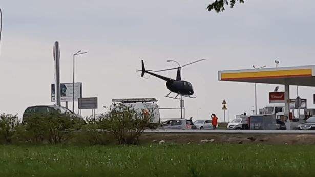 В Польше пилот посадил вертолет на заправке