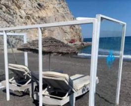 На пляжах в Греции устанавливают пластиковые кабинки