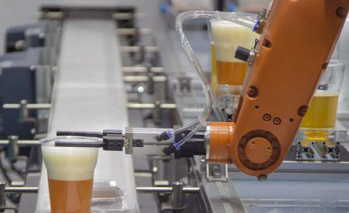робот наливает пиво