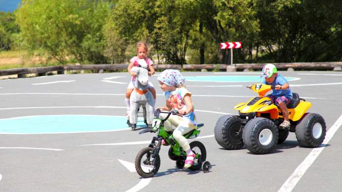 детские квадроциклы и электромобили