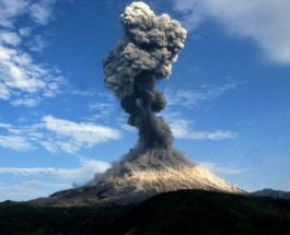 вулкан извергается