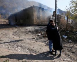Нагорный Карабах, люди, поджигают дома,