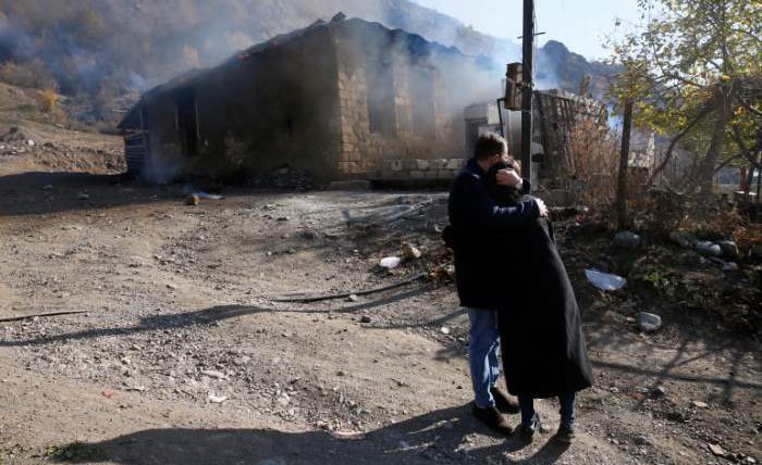 Нагорный Карабах, люди, поджигают дома,