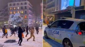 Мадрид, Испания, снег, снежки, полиция,