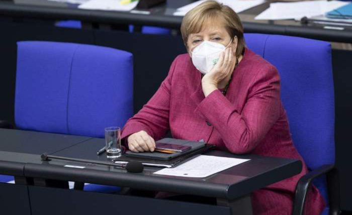Меркель, маска, парламент,