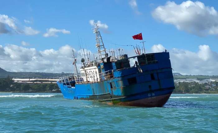 Китайское рыболовное судно, мель, Маврикий,