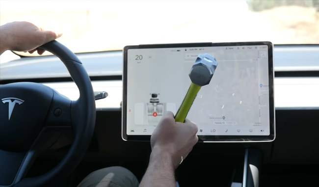 Tesla Model 3, экран, молоток,
