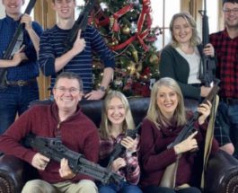 Американский конгрессмен , США, оружие, рождественское фото,
