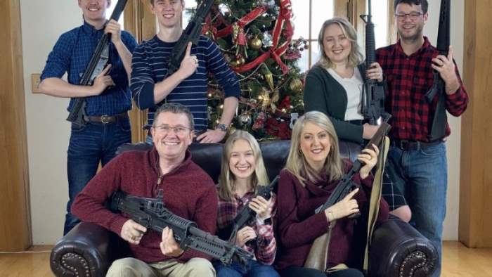 Американский конгрессмен , США, оружие, рождественское фото,
