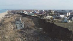 Гигантский оползень в Краснодарском крае поглотил километры береговой линии, поселки и дома (видео)