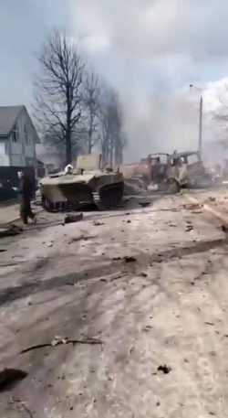 Огромная колонная российских войск разбита в Буче (ВИДЕО)