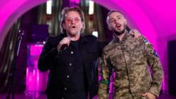 U2 устроили импровизированный концерт с украинскими солдатами в киевском метро